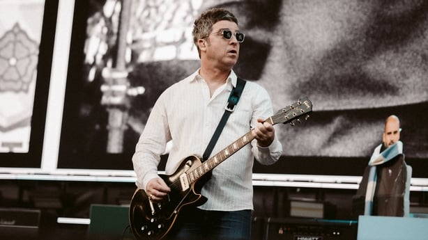 Noel Gallagher som spiller gitar i Croke Park Foto: Big Brother Recordings