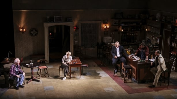 SeÃ¡n McGinley, Kate Phillips, Brendan Gleeson, Owen McDonnell, og Tom Vaughan-Lawlor i Conor McPhersons The Weir