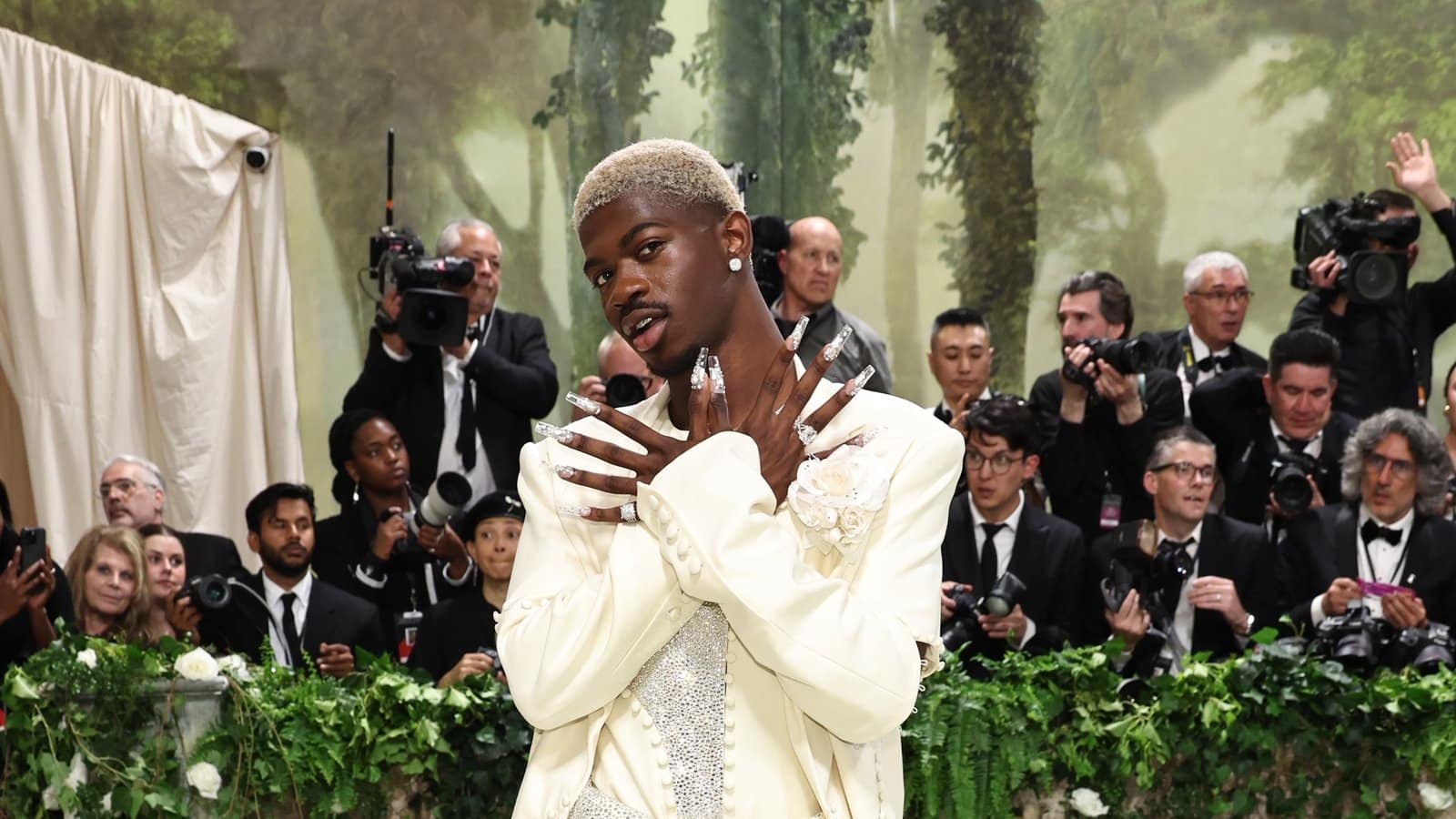 Lil Nas X sier 'kommer til Ã¥ vÃ¦re i orden' etter at Los Angeles arrestasjonen