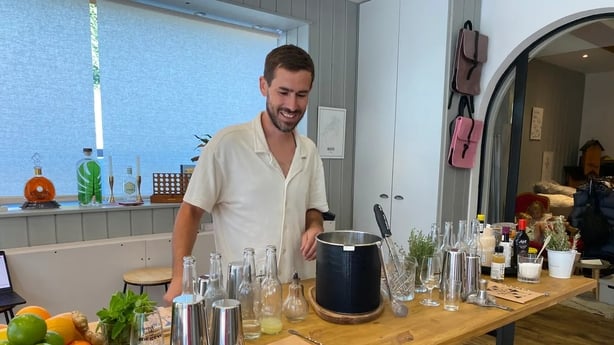 Thomas Bencze gir en leksjon i kunsten Ã¥ lage cocktail (Rosalind McKenzie/PA)