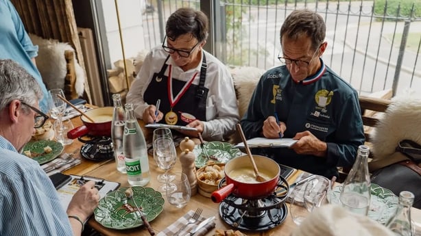 Fondue som dÃ¸mmer pÃ¥ et av 10 arenaer i MegÃ¨ve 