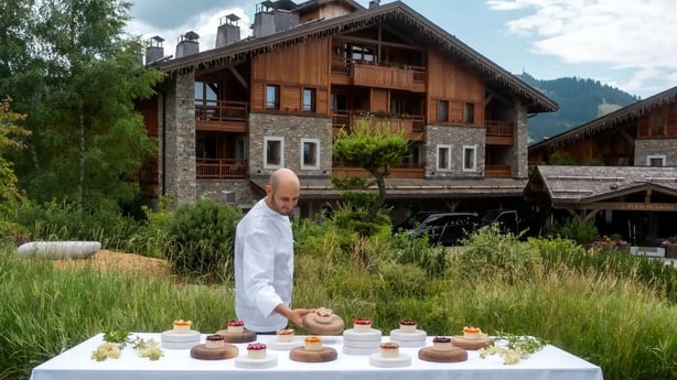 Executive Pastry Chef Jonathan Chapuy forbereder take-out desserter (fire sesonger)