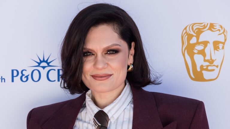 Jessie J utsetter tur pÃ¥ grunn av ytterligere kreftkirurgi