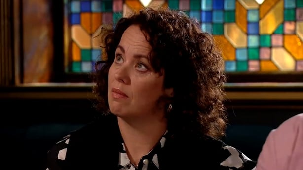 Sharon lytter mens James sier at hun prøvde å drepe ham