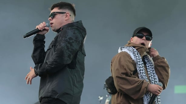 Knecaps Moglai Bap og Mo Chara opptrer pÃ¥ scenen pÃ¥ Belfast Vital
