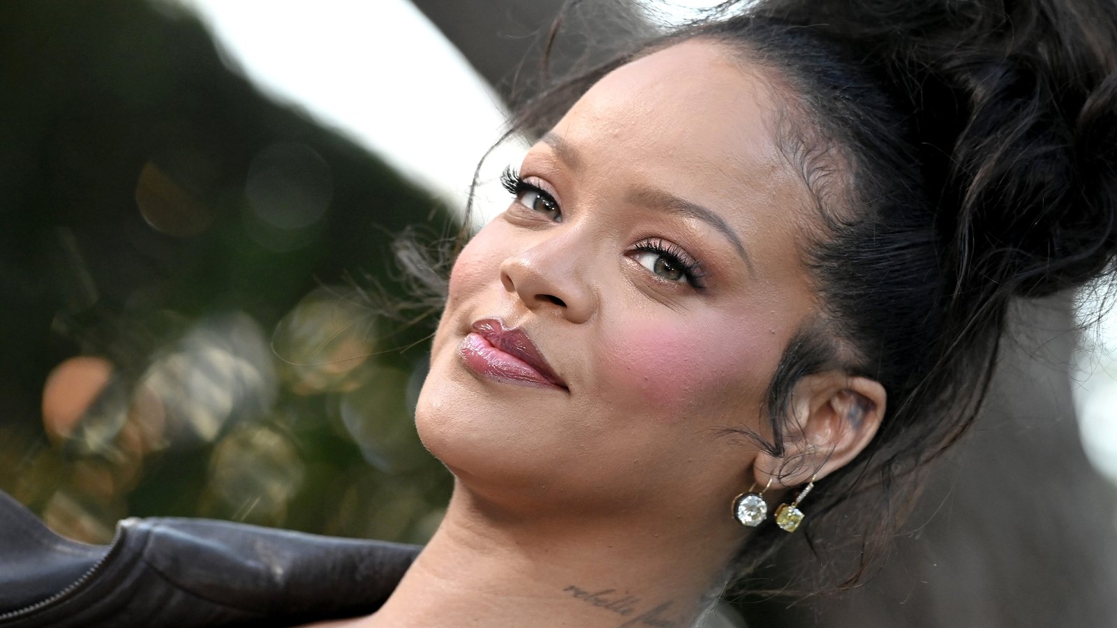 Rihanna markerer 20 Ã¥r siden debutalbumet ble utgitt