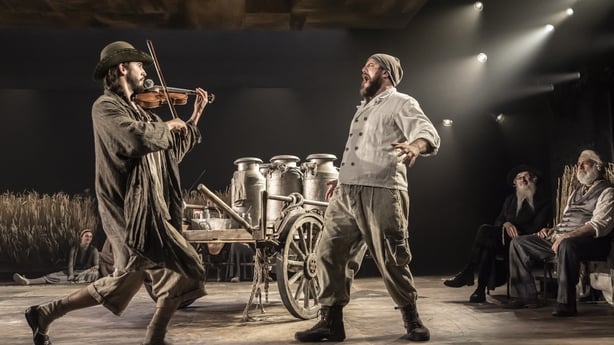 Roman Lytwyniw som Fiddler og Matthew Woodyatt som Tevye i Fiddler pÃ¥ taket
