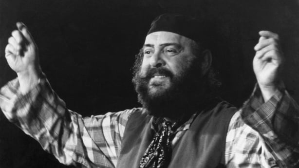 Svart og hvitt bilde av null Mostel i Fiddler pÃ¥ taket