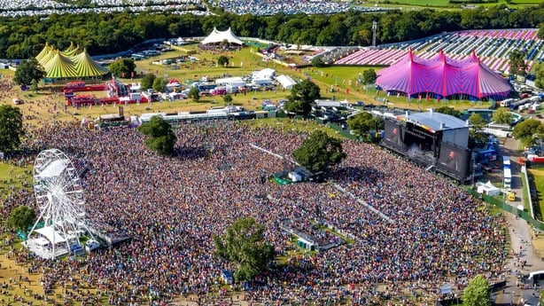 Publikum skjÃ¸t pÃ¥ Knecap da de spilte hovedscenen pÃ¥ Electric Picnic lÃ¸rdag ettermiddag