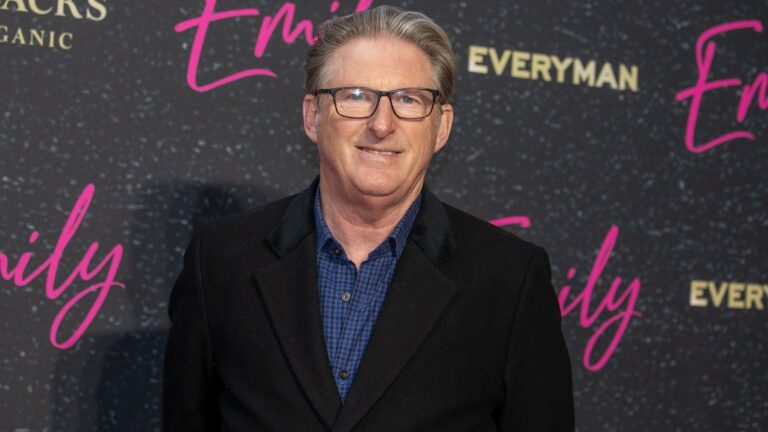 Adrian Dunbar sier 'alle hoppet til konklusjoner' om rap trio kneskÃ¥l