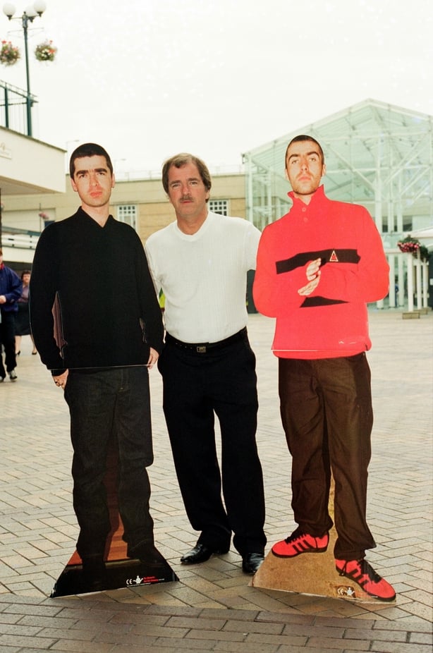 Tommy Gallagher, far til Oasis -medlemmer, Liam og Noel Gallagher, bilder i Manchester med papputskjæringer, reklamebrett og en kopi av Oasis -albumet 'Be Hear Now' -bilde tatt 21. august 1997. (Foto av Howard Walker/Mirrorpix/Getty Images)
