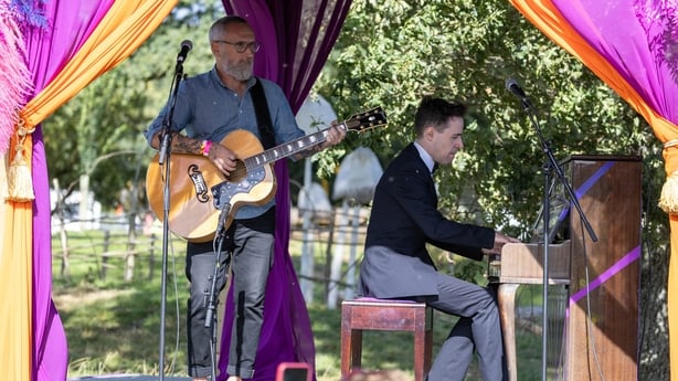 TyttebÃ¦rene Noel Hogan med pianisten Niall Kinsella opptrer pÃ¥ Electric Picnic Press Day 