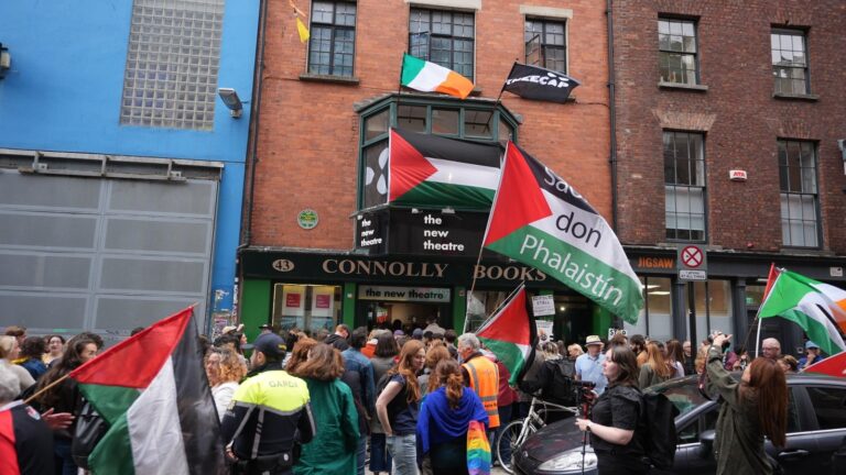 Hundrevis deltar pÃ¥ solidaritetsprogram i Dublin for kneskÃ¥lrapper