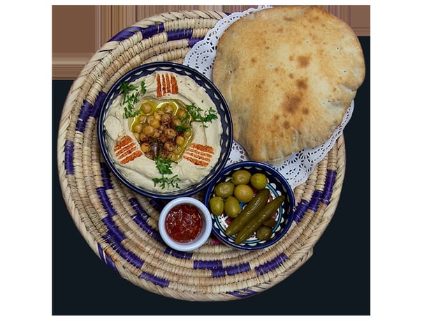 En tallerken med hummus og brød