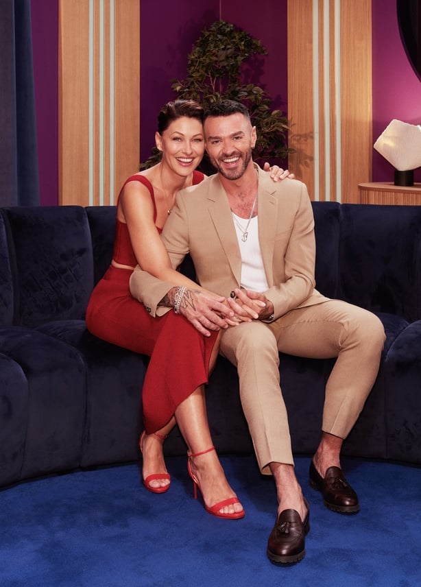 Kjærlighet er blinde verter Emma Willis og Matt Willis holder hender når de poserer for et bilde