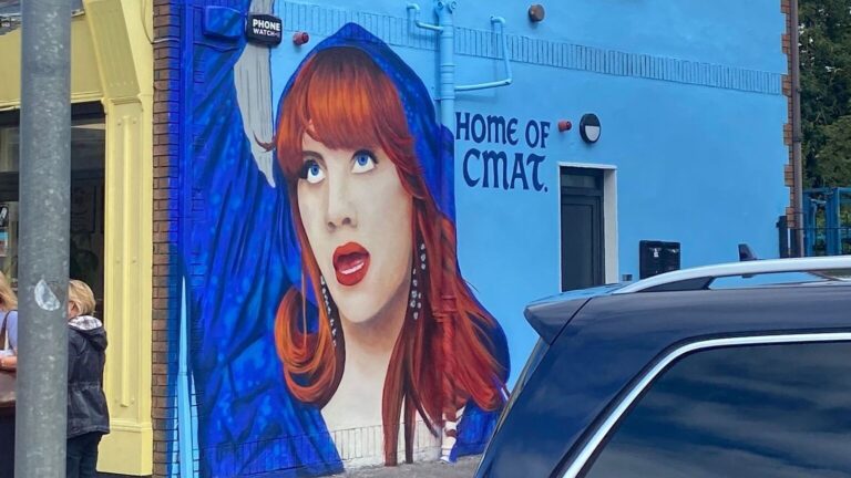 Mural of CMAT avduket i Singers hjemby Dunboyne