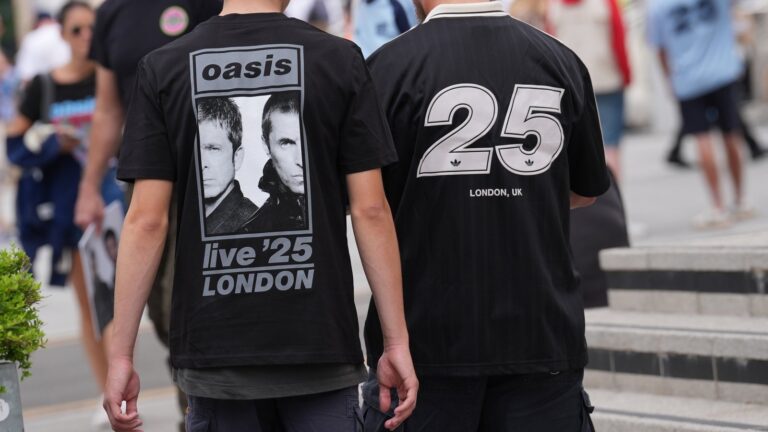 Oasis dedikerer live for alltid pÃ¥ Wembley til 'folk som ikke kan vÃ¦re her i kveld'