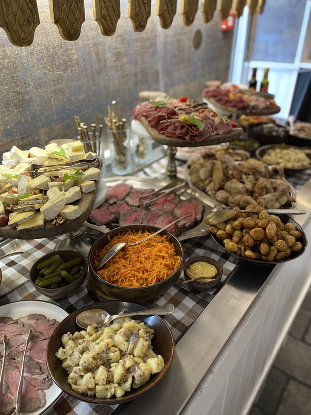 Lunsj serveres på Grand Hôtel du Soleil d'Or