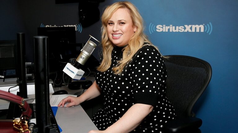 Rebel Wilson opptrer live med Kooks pÃ¥ Reading