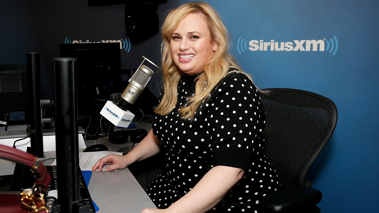 Rebel Wilson opptrer live med Kooks pÃ¥ Reading