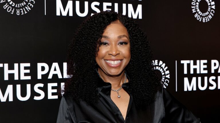 Shonda Rhimes sier at det er 'sÃ¸tt' at Bridgerton har blitt kalt 'Woke'