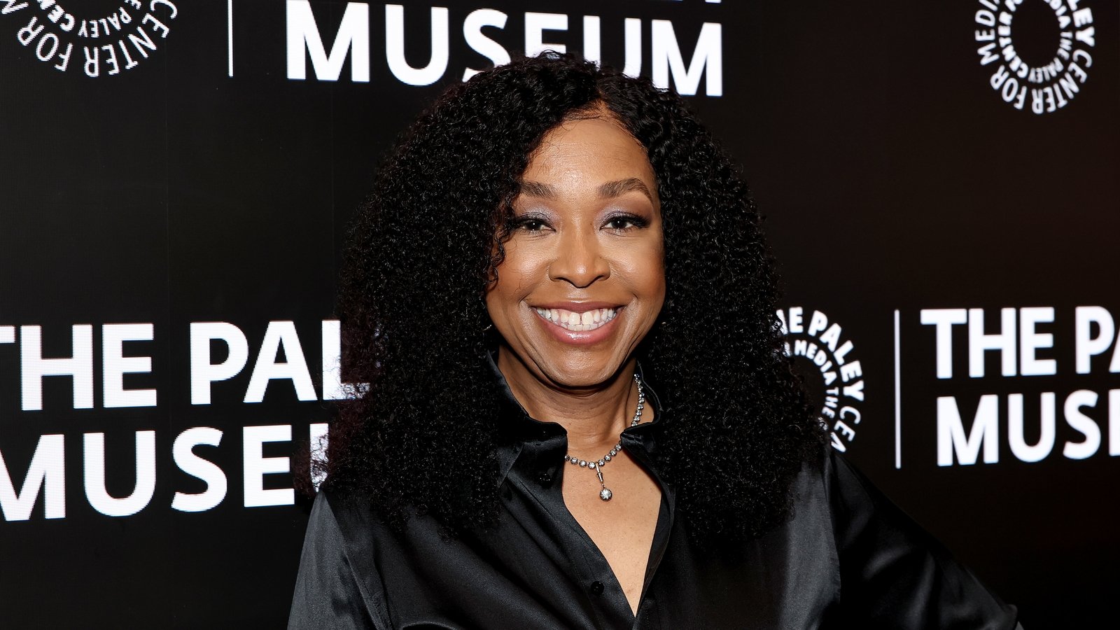 Shonda Rhimes sier at det er 'sÃ¸tt' at Bridgerton har blitt kalt 'Woke'