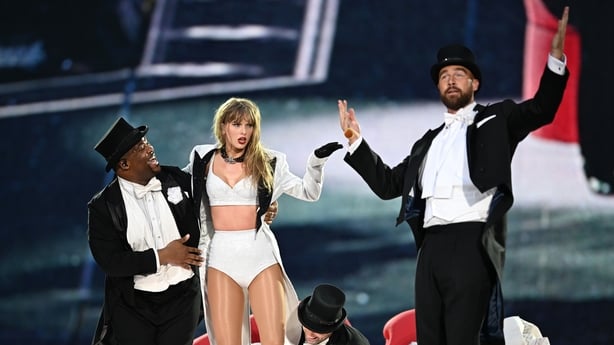 Taylor Swift er sammenføyd på scenen av Travis Kelce under Taylor Swift The Eras Tour på Wembley Stadium 
