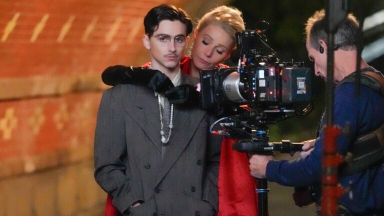 TimothÃ©e Chalamet prÃ¸ver Ã¥ sjarmere Gwyneth Paltrow i Marty Supreme Trailer