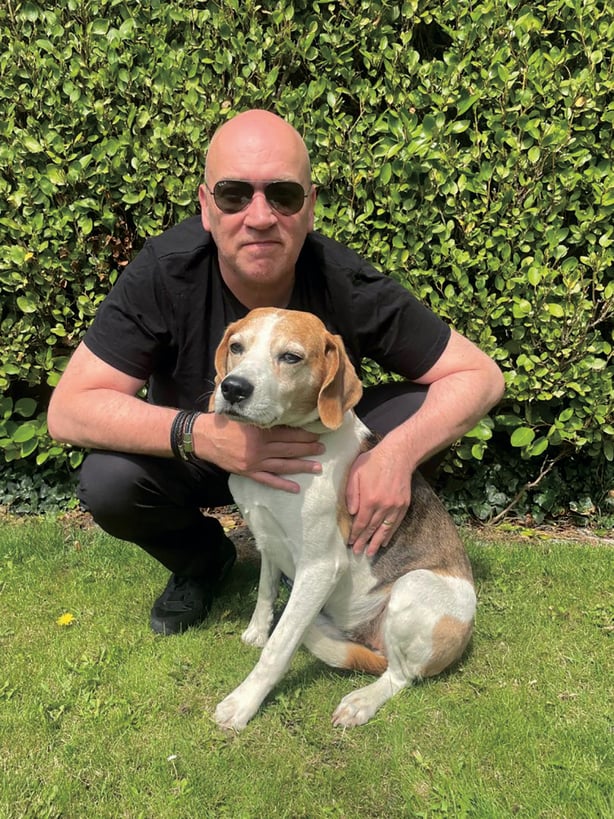 Tony Tormey poserer med hunden sin