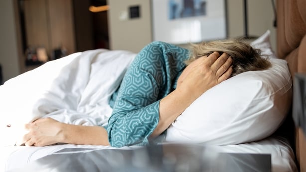 Moden kvinne i depresjon som ligger i sengen dekket med teppe. Melankolsk stemning, mental helse, overgangsalder Livsproblem. Søvnløshet og psykologiske spørsmål.