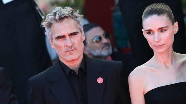 Joaquin Phoenix og Rooney Mara deltar pÃ¥ The Voice of Hind Rajab Red Carpet under den 82. Venezia International Film Festival 3. september 2025