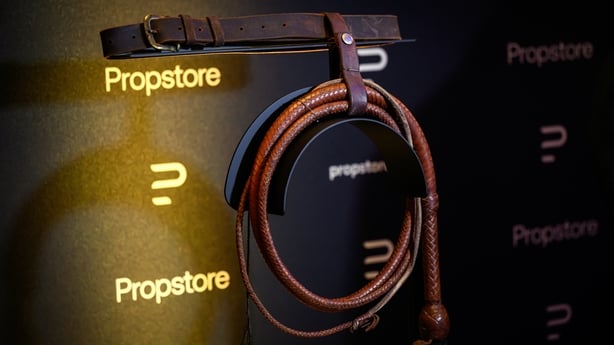 Beltet og bullwhip (estimert salgspris pÃ¥ $ 250.000-500.000) brukt av karakteren Indiana Jones i Indiana Jones og Last Crusade vises pÃ¥ en fotokall foran en auksjon 