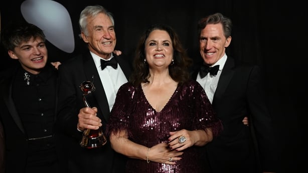 LONDON, England - 10. september: (Eksklusiv dekning) Oscar Hartland, Larry Lamb, Ruth Jones og Rob Brydon backstage under NTAs 2025 pÃ¥ O2 Arena 10. september 2025 i London, England. (Foto av Kate Green/Getty Images for NTAs)