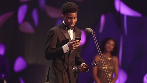 LONDON, England - 10. september: (Eksklusiv dekning) Amari Bacchus godtar prisen 'Drama Performance' pÃ¥ vegne av Owen Cooper under NTAs 2025 pÃ¥ O2 Arena 10. september 2025 i London, England. (Foto av John Phillips/Getty Images for NTAs)