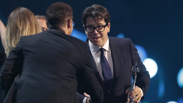 LONDON, England - 10. september: (Eksklusiv dekning) Michael McIntyre aksepterer 'The Bruce Forsyth Entertainment Award' for 'Michael McIntyres Big Show' pÃ¥ scenen under NTAs 2025 pÃ¥ O2 -arenaen 10. september 2025 i London, England. (Foto av John Phillips/Getty Images for NTAs)