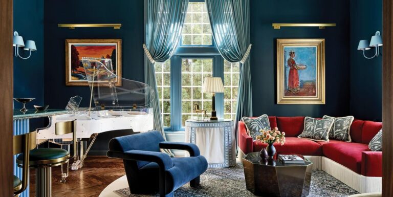 Shades of Blue, Dramatic Draperies og A Luxe Music Room definerer denne 34-roms eiendommen