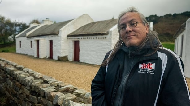 Dakota Goodhouse pÃ¥ MicÃ­ MacGabhanns hus Ã‰ire agus na chÃ©ad nÃ¡isiÃºin