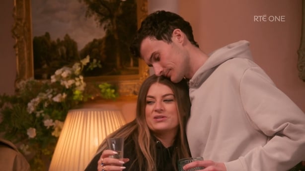 Nick klemmer Christine på forræderne Irland
