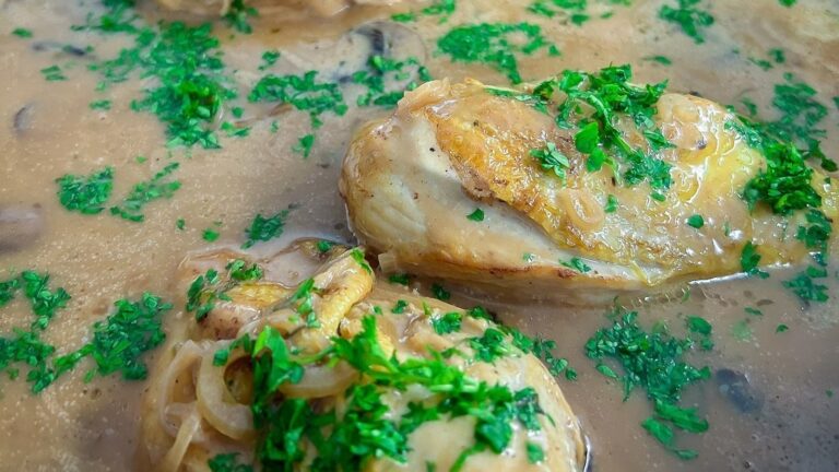 Nevens kyllingsaus Lyonnaise med knuste babypoteter