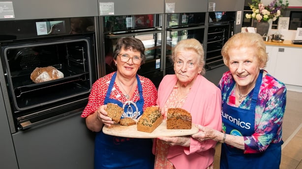 Mary D'Arcy National President ICA, Eileen Brennnan National Plowing Association, Anna May McHugh administrerende direktÃ¸r og sekretÃ¦r National Plowing Association avbildet ved lanseringen av 2025 National Brown Break Baking Competition, sponset av Euronics og stÃ¸ttet av NPA og ICA.