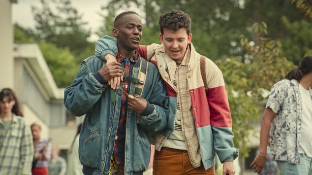   Ncuti Gatwa som Eric, Asa Butterfield som Otis i Sex Education sesong 4. 