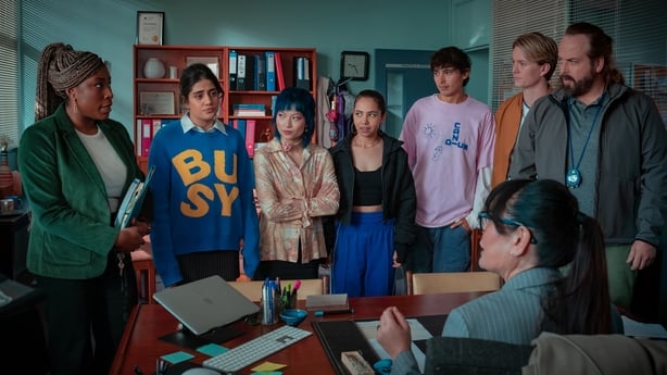 Chika Ikogwe som Jojo, Ayesha Madon som Amerie, Gemma Chua-Tran som Sasha, Sherry-Lee Watson som Missy, Brodie Townsend som Ant, Bryn Chapman Parish som Spider, Angus Sampson som Voss in Heartbreak High S2. 