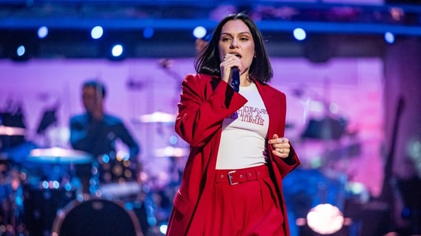 Jessie J opptrer på det strengt Come Dancing Launch Show