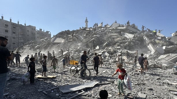 Palestinere inspiserer ødeleggelsesskalaen etter at al-Ghafri Tower er fullstendig ødelagt som et resultat av de israelske angrepene på Gaza City