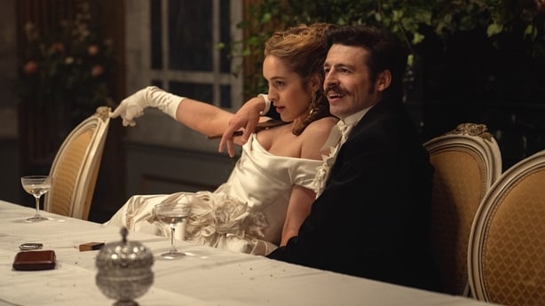 Anthony Boyle (Arthur Guinness) med Danielle Galligan (Lady Olivia Hedges) 