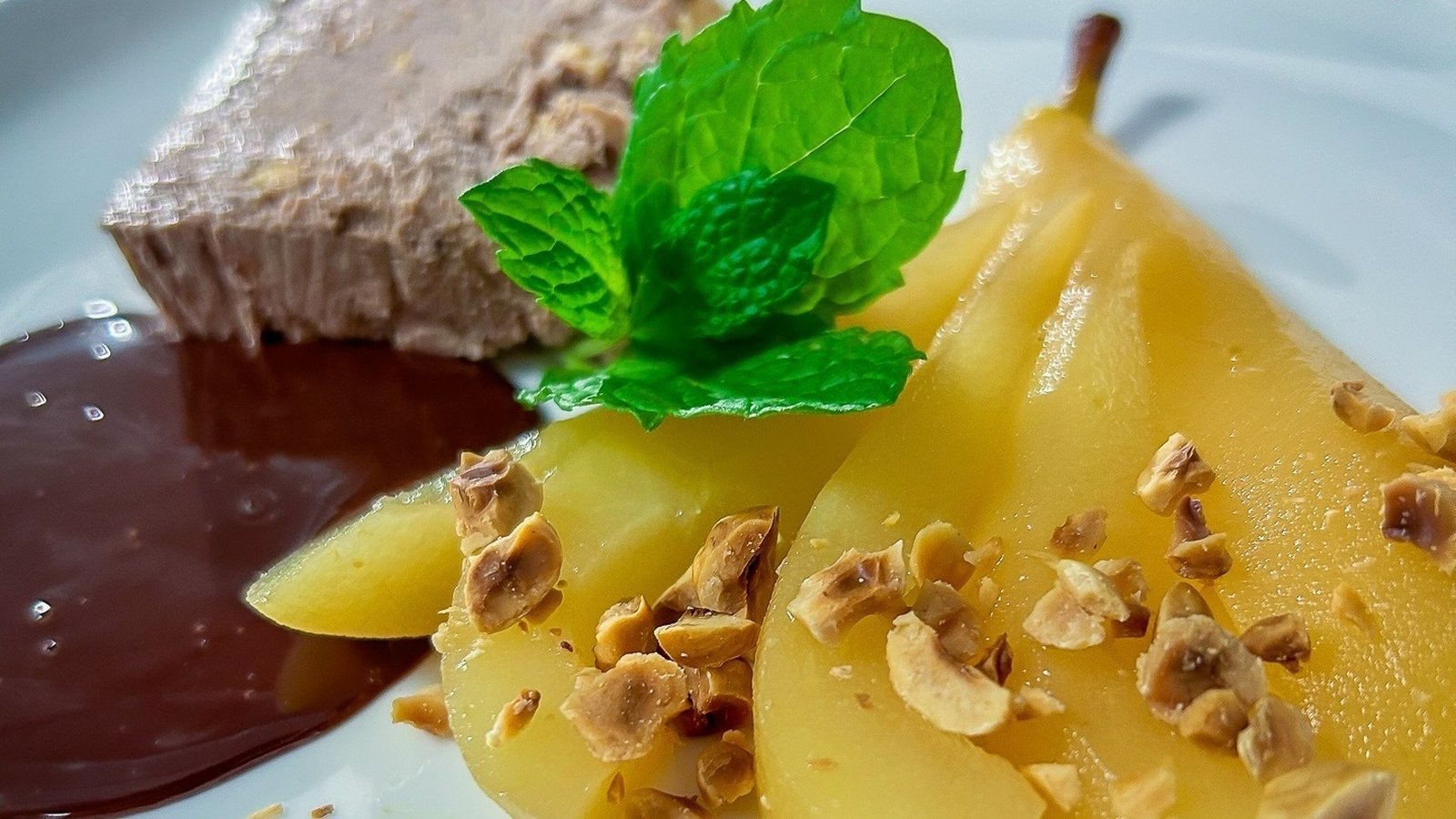 Nevens Vanilla & Hazelnut No-Churn-iskrem med posjerte pÃ¦rer og sjokoladesaus