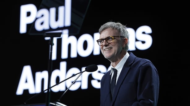 Paul Thomas Anderson snakker pÃ¥ scenen i lÃ¸pet av Ã¥rets Pioneer: en feiring av Erik Lomis pÃ¥ Beverly Hilton 4. oktober 2023 i Beverly Hills
