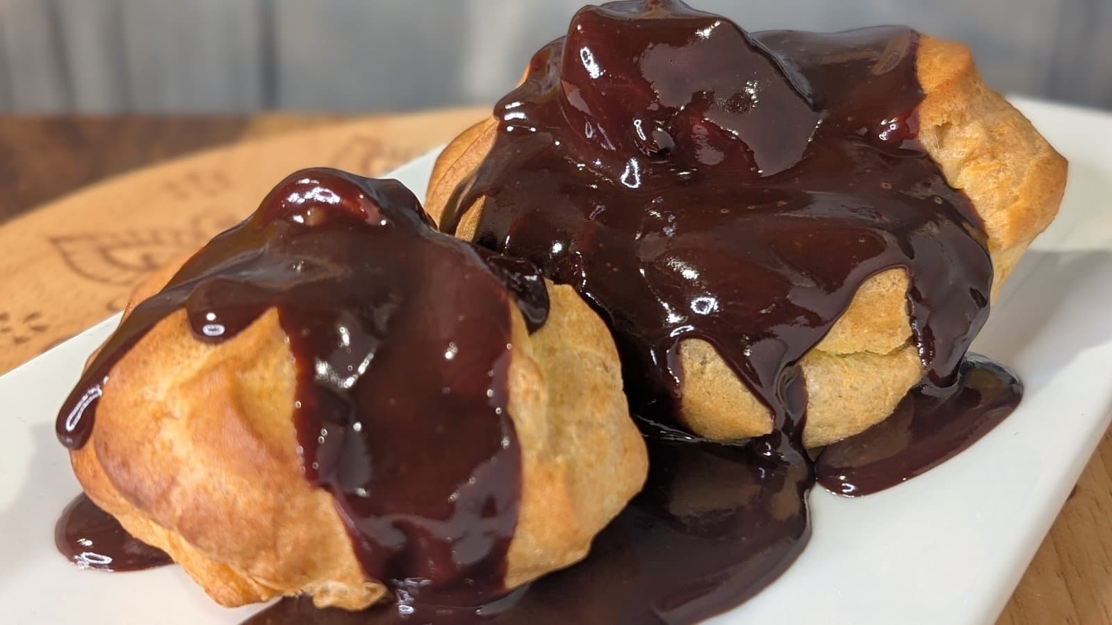 Sarahs profiteroler med sjokoladesaus: i dag