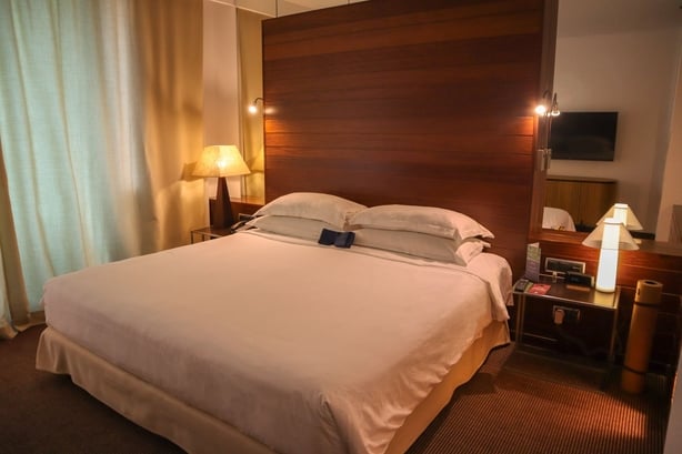Et hotellrom med myk belysning