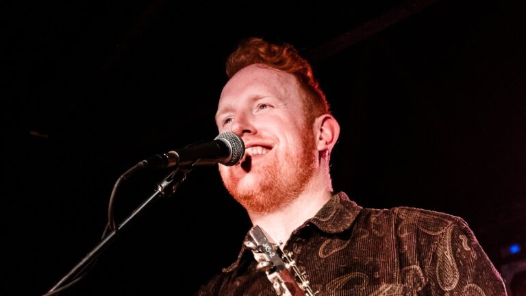Gavin James banker Ed Sheeran av irsk nr. 1 -sted